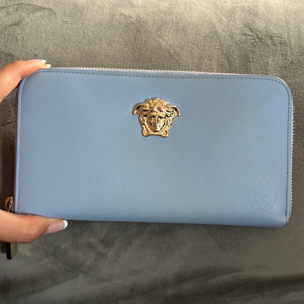 La médusa Versace wallet baby blue